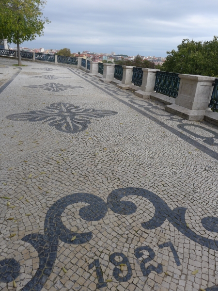 Lissabon-Jardim_de_São_Pedro_de_Alcântara_Pflaster-2014_11_18-001